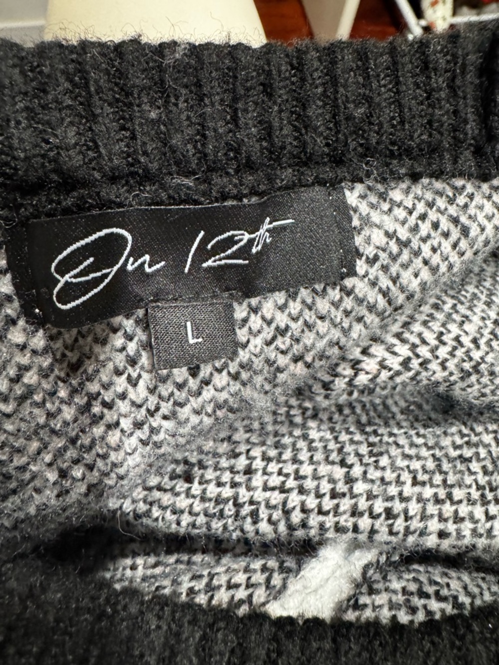 On 12th Women's  Sweater with Cat Design - Picture 7 of 9